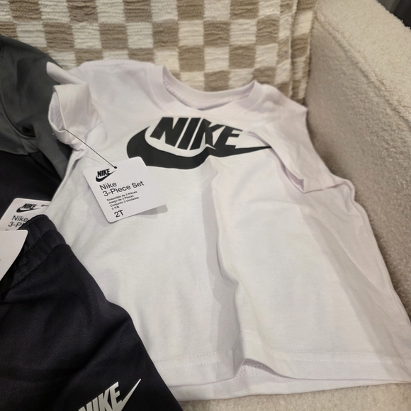Nike 3-Piece Essential Track Suit Set Size 2T Gray, White NWT! - Picture 4 of 16